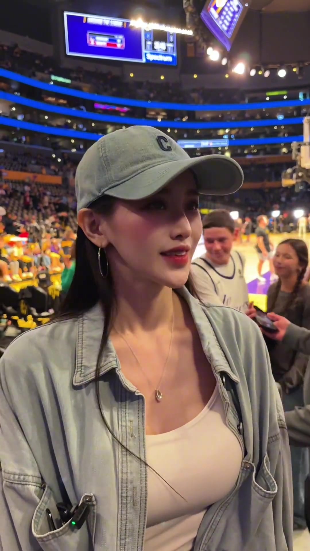 美女球迷現(xiàn)場看球被問到心中前三球星詹姆斯科比和愛德華茲