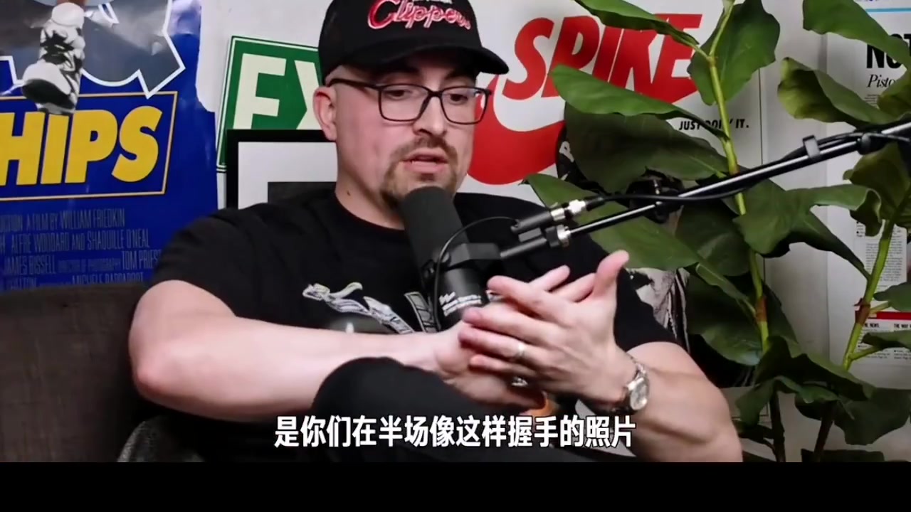 手小的悲哀喬治此前從不和小卡握手他適合參加扇巴掌比賽