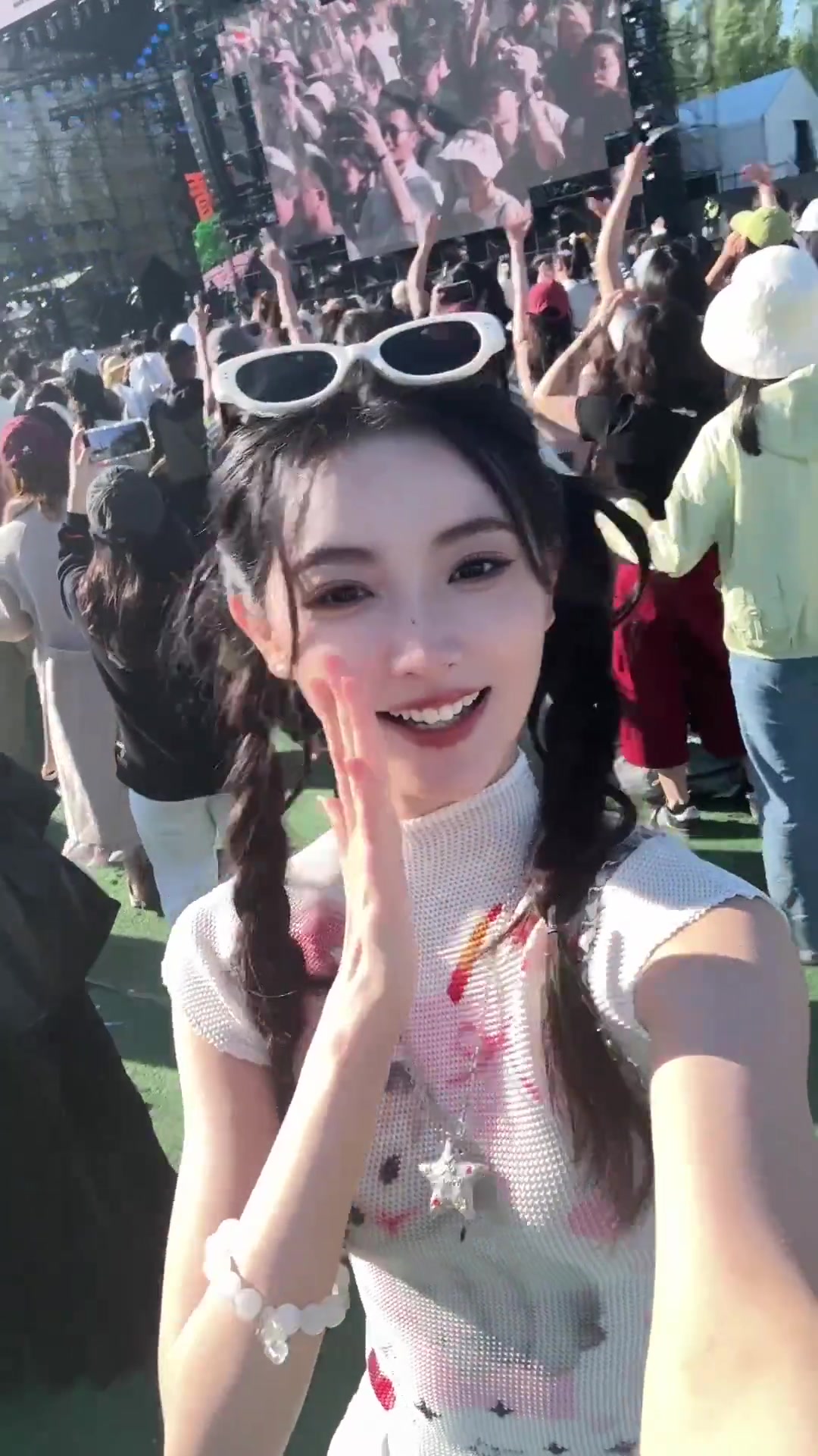 嗨起來美女主播金佳悅參加草莓音樂節(jié)活動