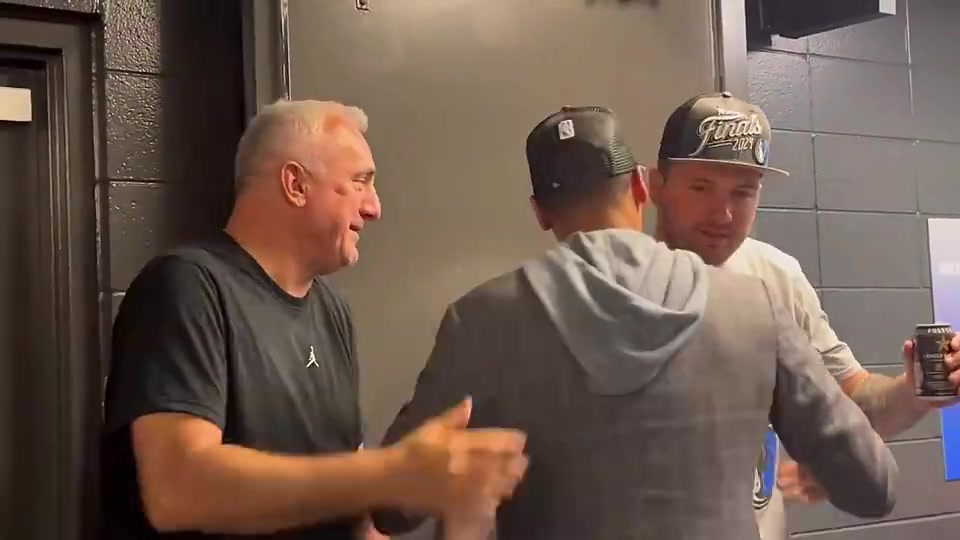 體重管理堪憂上季獨行俠晉級西決之后東契奇喝飲料被沒收