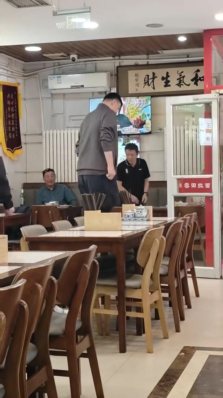 網(wǎng)友吃拉面偶遇姚明大姚坐著也快1米7了吧