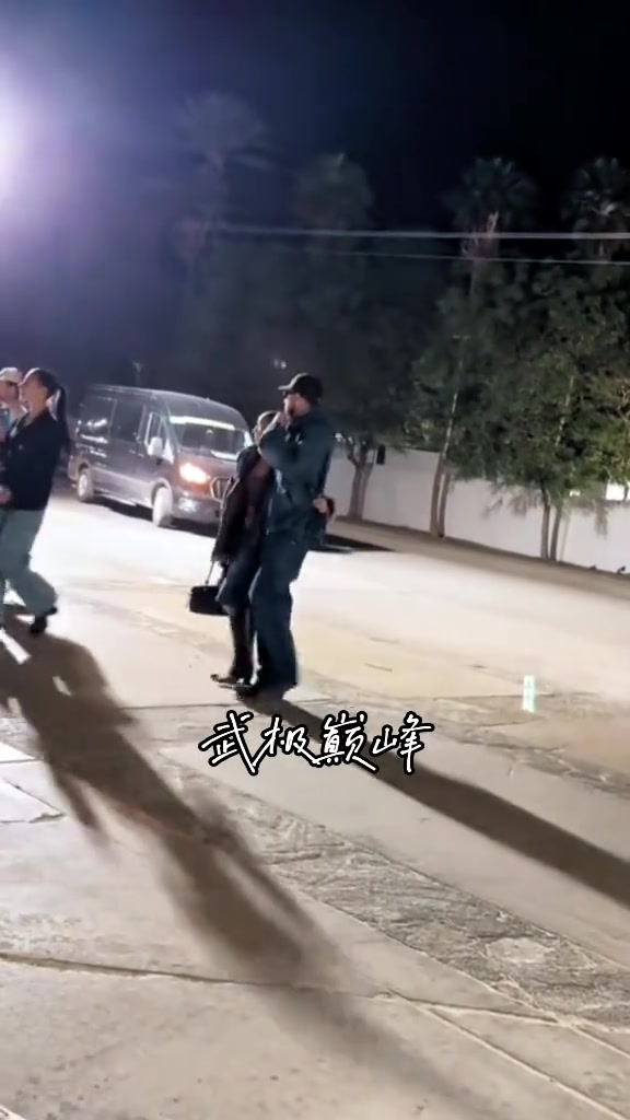 球場失意情場得意布克被拍到與新女友深夜散步