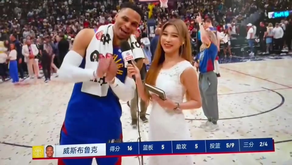 永遠(yuǎn)的唐裝威少威少賽后向中國球迷比心太愛你們了再見?