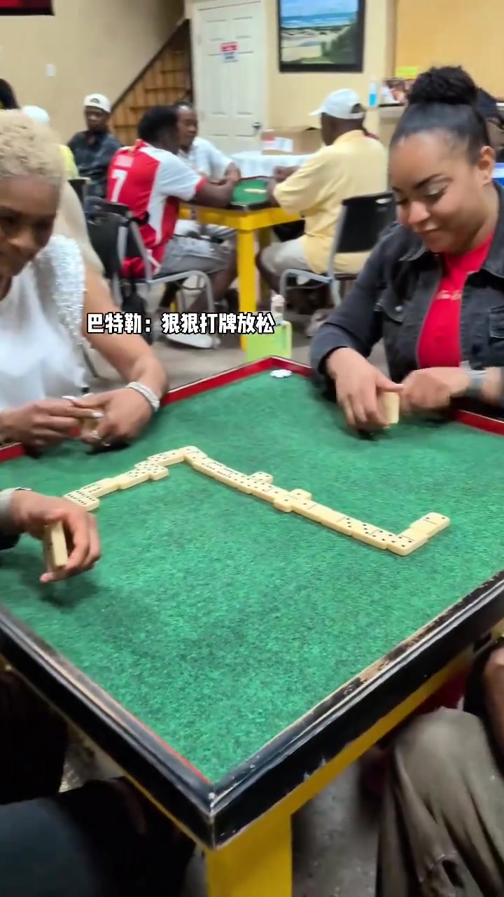 巴特勒狠狠打牌放松了一下 這小眼神是真開心