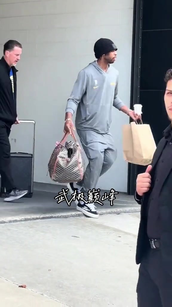 庫巴最強幫手勇士首發(fā)三巨頭乘坐大巴回酒店 ...