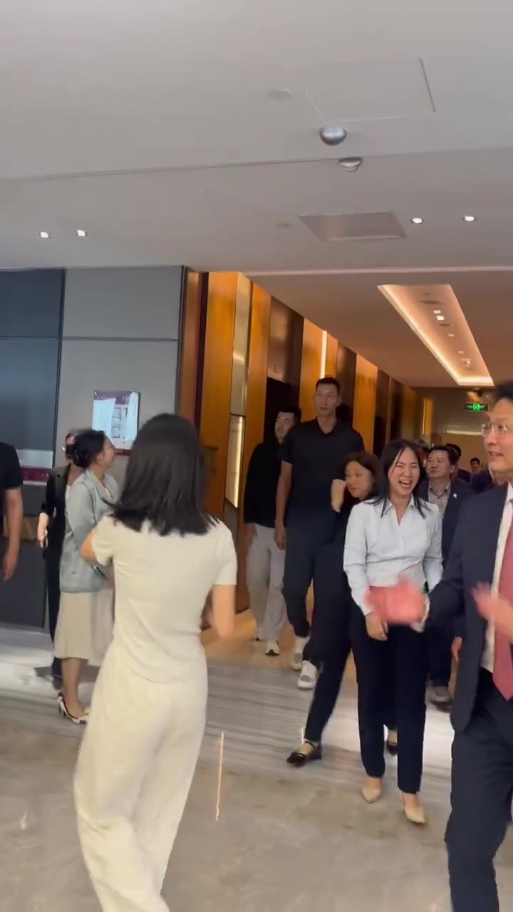 新鮮的易建聯(lián)來(lái)啦太帥了吧...