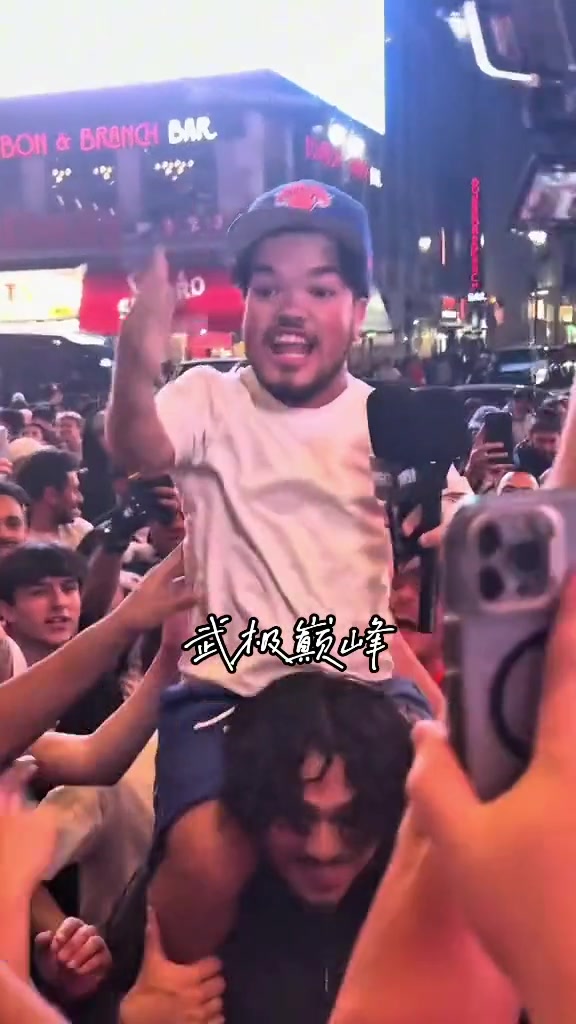 長相酷似唐斯的球迷帶領(lǐng)大家高喊尼克斯四場晉級