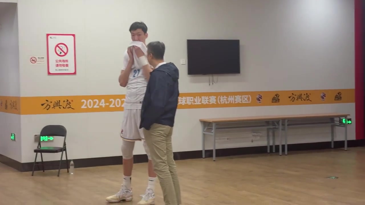 聊啥呢男籃主教練郭士強(qiáng)前來觀看CBA總決賽并與周琦熱聊